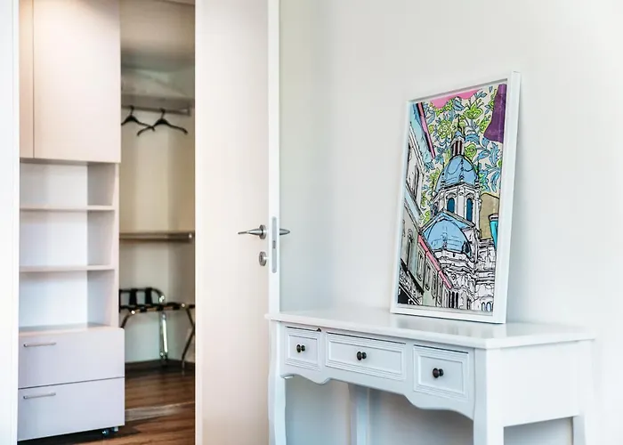 公寓 An Armchair On The *