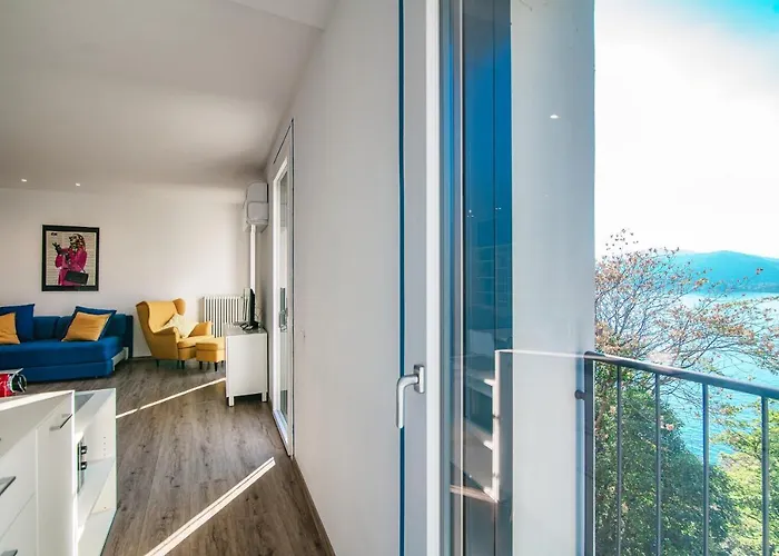 公寓 An Armchair On The *